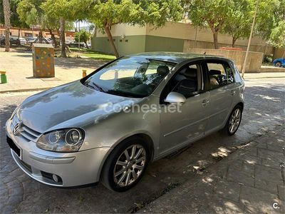 Usado VW Golf IV Highline 140 CV (102 kW) 2004 Gris / plata Berlina