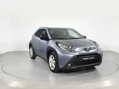 Usado Toyota Aygo X Play 72 CV (52 kW) 2024 Gris / plata SUV