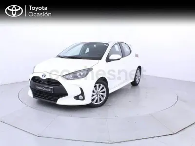 Usado Toyota Yaris Hybrid Active 116 CV (85 kW) 2023 Blanco Berlina