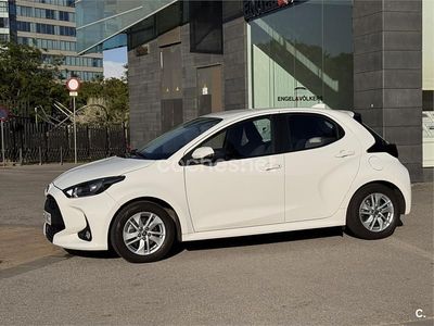 Usado Toyota Yaris Hybrid Active 116 CV (85 kW) 2022 Blanco Berlina