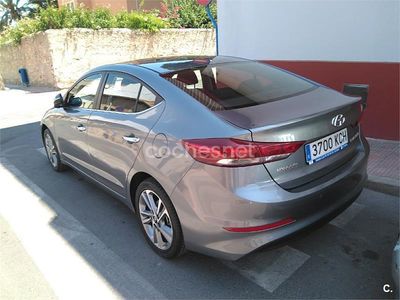 Usado Hyundai Elantra 136 CV (100 kW) 2017 Gris / plata Berlina
