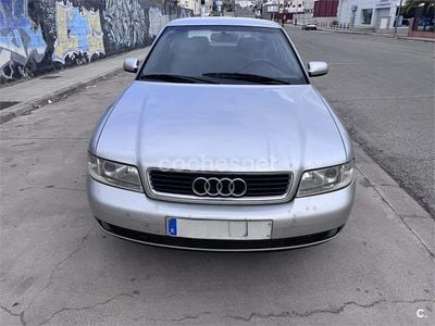 Usado Audi A4 110 CV (80 kW) 2000 Gris / plata Berlina