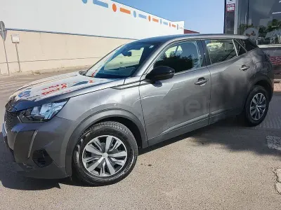 Usado Peugeot 2008 Active 110 CV (80 kW) 2022 Gris / plata SUV