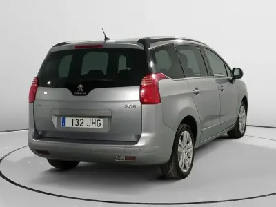 Usado Peugeot 5008 Allure 120 CV (88 kW) 2015 Gris Monovolumen