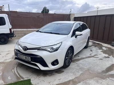 Usado Toyota Avensis Business Edition 143 CV (105 kW) 2017 Blanco Familiar