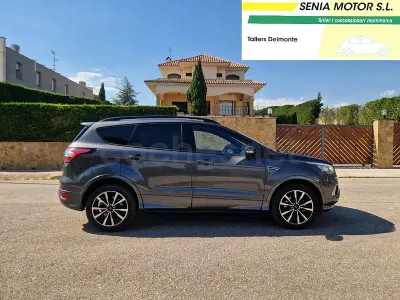 Usado Ford Kuga ST-Line 150 CV (110 kW) 2019 Gris / plata SUV