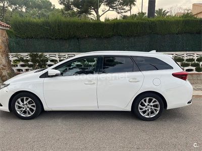 Używany Toyota Auris Active 116 KM (85 kW) 2016 Biały Kombi