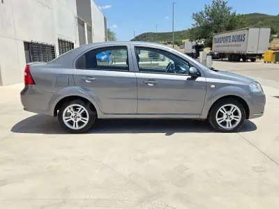 Usado Chevrolet Aveo LT 101 CV (74 kW) 2011 Gris / plata Berlina
