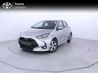 Usado Toyota Yaris Hybrid Active 116 CV (85 kW) 2025 Gris / plata Berlina