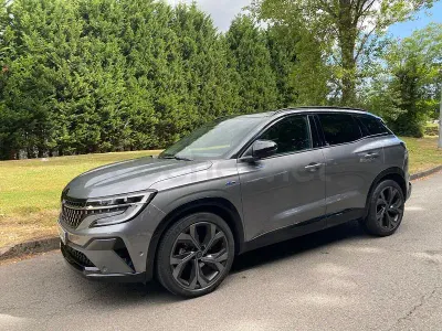 Usado Renault Austral Techno Esprit Alpine 158 CV (116 kW) 2023 Gris / plata SUV