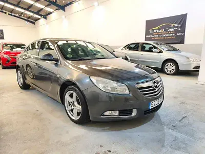 Usado Opel Insignia Cosmo 130 CV (95 kW) 2009 Gris / plata Berlina