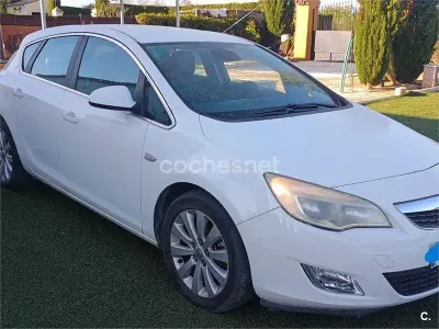 Usado Opel Astra Enjoy 110 CV (80 kW) 2011 Blanco Berlina