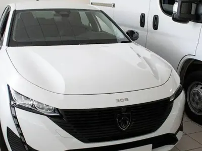 Usado Peugeot 308 Active 131 CV (96 kW) 2023 Blanco Familiar