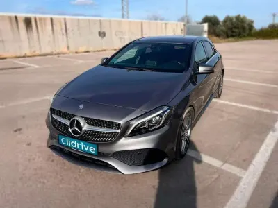 Usado Mercedes A180 122 CV (89 kW) 2017 Gris Utilitario
