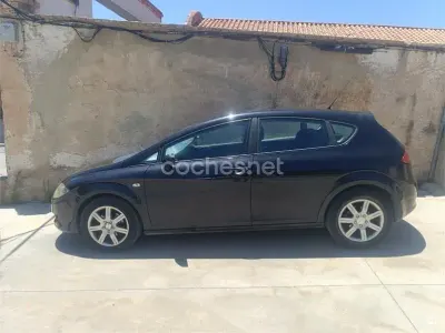 Usado Seat Leon Reference 105 CV (77 kW) 2006 Negro Utilitario