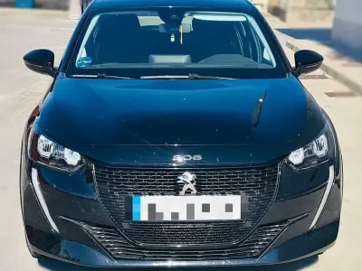 Usado Peugeot e-208 GT 100 kW (136 CV) 2023 Negro Utilitario