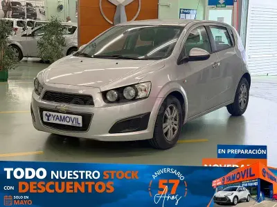 Usado Chevrolet Aveo LT 75 CV (55 kW) 2013 Gris / plata Berlina