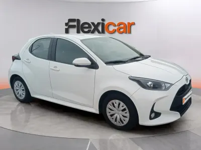 Usado Toyota Yaris Hybrid Active 116 CV (85 kW) 2025 Blanco Berlina