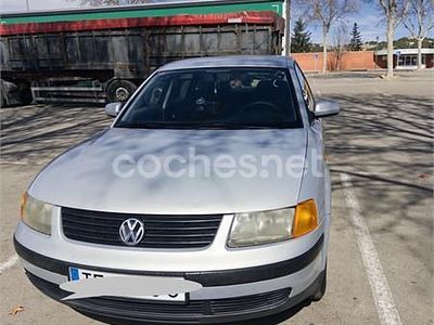 Usado VW Passat 90 CV (66 kW) 1996 Gris / plata Berlina