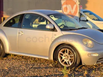 Usado VW New Beetle 90 CV (66 kW) 2000 Gris / plata Utilitario