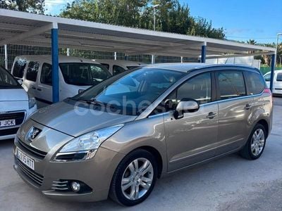 Gris / plata Usado 2013 Peugeot 5008 Style Monovolumen | 7500 € (Precio justo)