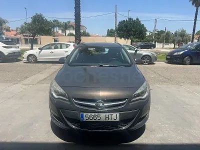 Usado Opel Astra Excellence 110 CV (80 kW) 2013 Marrón Familiar