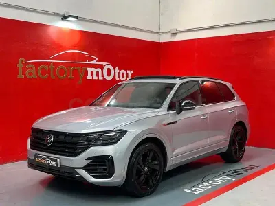 Usado VW Touareg R-line 286 CV (210 kW) 2022 Gris / plata SUV