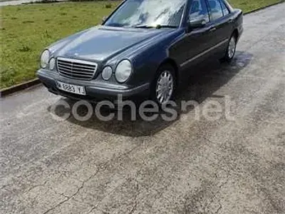 Usado Mercedes E270 Elegance 170 CV (125 kW) 1999 Gris / plata Berlina