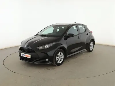 Usado Toyota Yaris Hybrid Active 116 CV (85 kW) 2022 Negro Utilitario