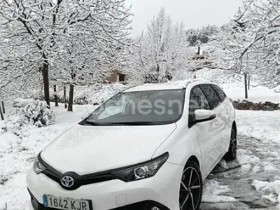 Begagnad Toyota Auris Hybrid 136 HK (100 kW) 2018 Vit Kombi