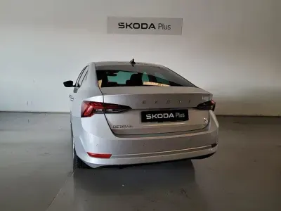 Usado Skoda Octavia Style 204 CV (150 kW) 2022 Gris plata Berlina