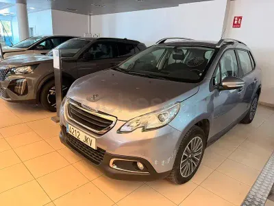 Usado Peugeot 2008 Allure 100 CV (73 kW) 2015 Gris / plata SUV