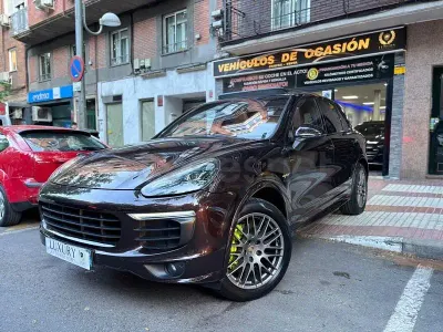Käytetty Porsche Cayenne S E-Hybrid 416 HP (305 kW) 2016 Ruskea Katumaasturi