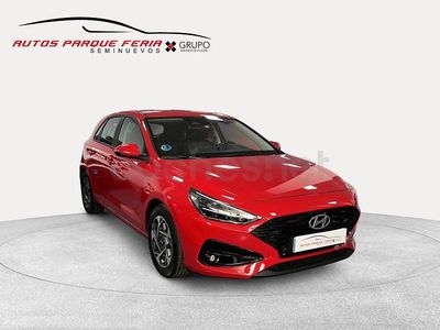 Usado Hyundai i30 100 CV (73 kW) 2024 Rojo Familiar