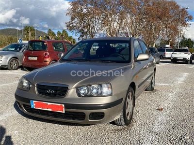Beige Usado 2001 Hyundai Elantra Berlina | 1500 €