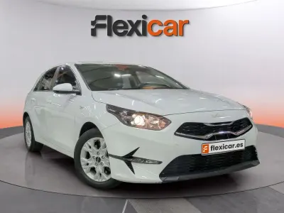 Usado Kia Ceed 136 CV (100 kW) 2023 Blanco Utilitario
