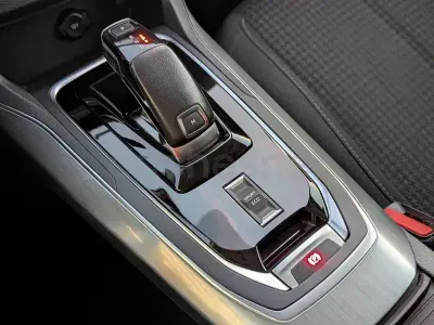 Usado Peugeot 308 SW Allure 130 CV (95 kW) 2021 Gris / plata Familiar
