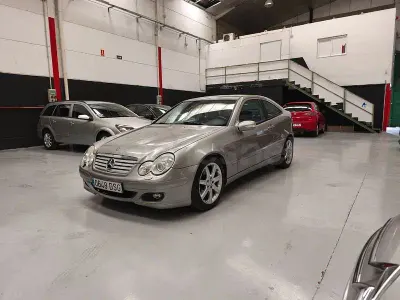 Usado Mercedes C180 143 CV (105 kW) 2005 Beige Berlina