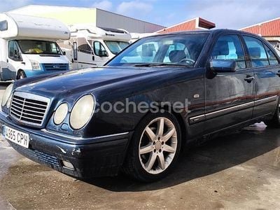 Käytetty Mercedes E290 Avantgarde 129 HP (94 kW) 1997 Sininen Sedan