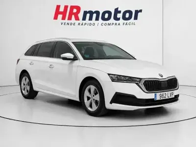 Usado Skoda Octavia Ambition 110 CV (80 kW) 2021 Blanco Familiar