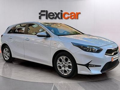 Używany Kia Ceed 101 KM (74 kW) 2022 Biały Hatchback
