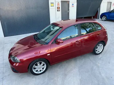 Usado Seat Ibiza 70 CV (51 kW) 2007 Granate Utilitario