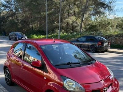 Usado Toyota Aygo 68 CV (50 kW) 2010 Rojo Utilitario