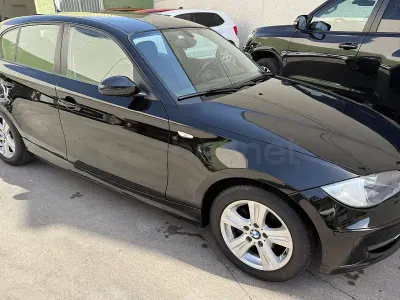 Usado BMW 116 122 CV (89 kW) 2009 Negro Utilitario