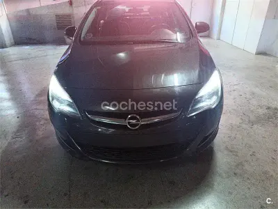 Usado Opel Astra Selective 130 CV (95 kW) 2014 Gris / plata Berlina