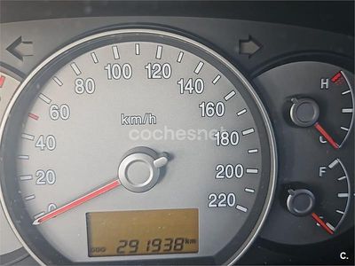 Usado Kia Carens Active 140 CV (102 kW) 2007 Gris / plata Monovolumen