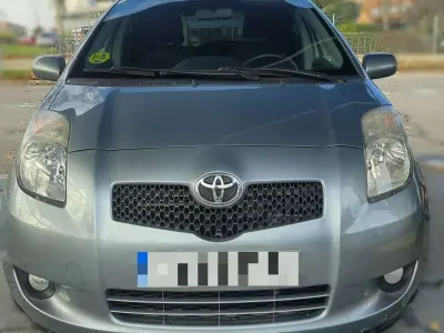 Usado Toyota Yaris 90 CV (66 kW) 2006 Gris Utilitario