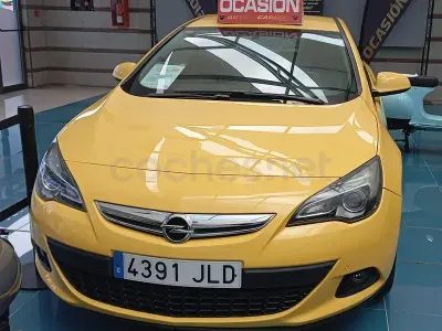 Usado Opel Astra GTC Sportive 140 CV (102 kW) 2015 Amarillo Berlina