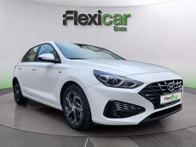 Usado Hyundai i30 120 CV (88 kW) 2022 Blanco Berlina