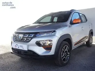 Usado Dacia Spring Comfort Plus 33 kW (45 CV) 2023 Gris Utilitario